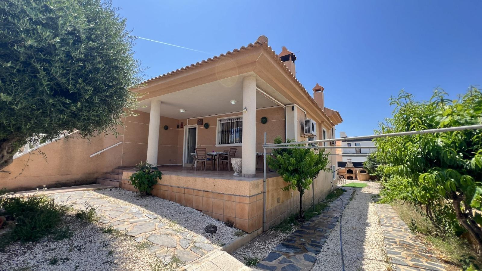 For sale - 3 Bedroom 2 Bathroom Villa in Torrevieja - aguas nuevas  - Alicante