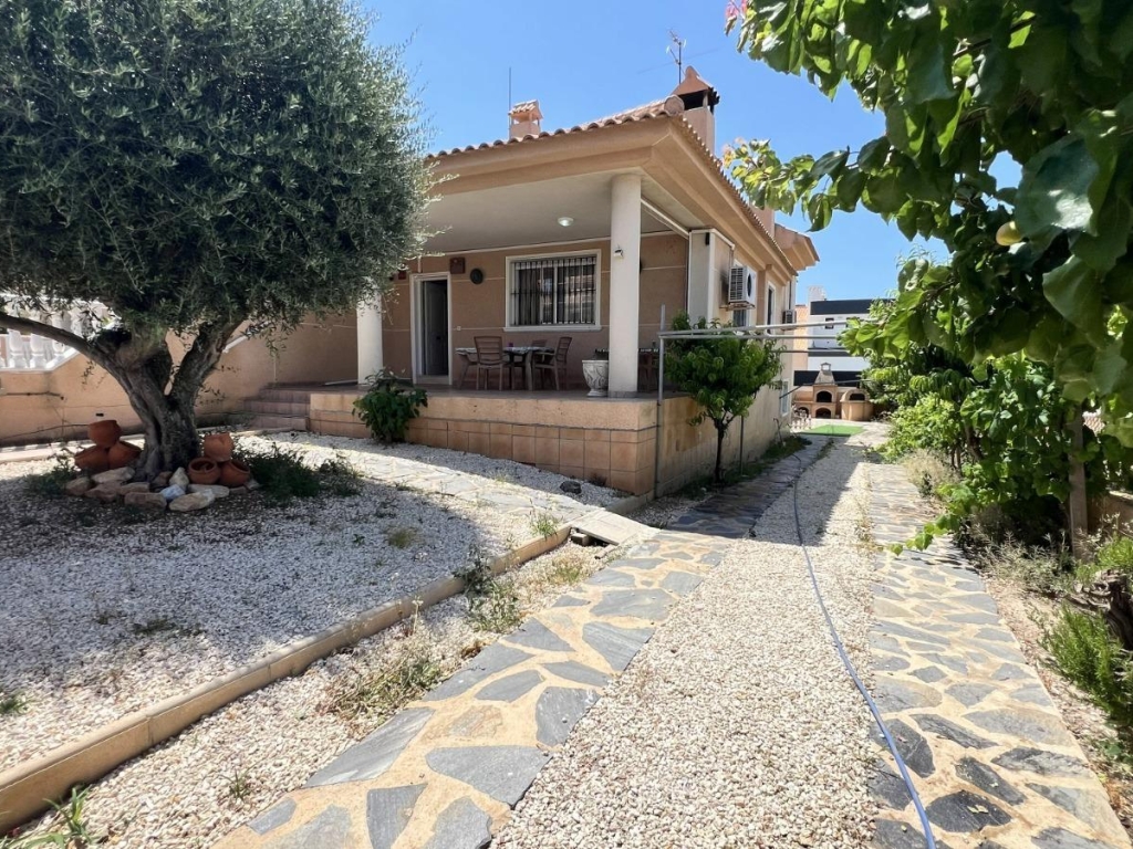 3 Bedroom 2 Bathroom Villa in Torrevieja