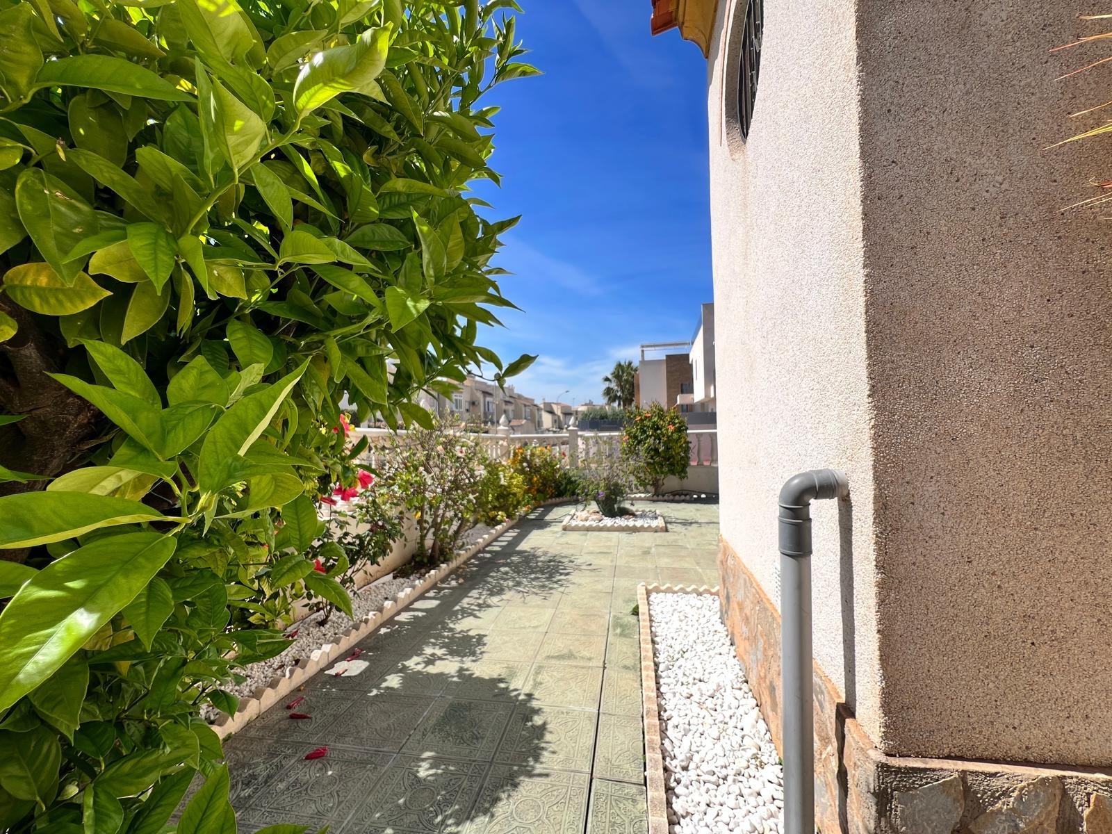 For sale - 3 Bedroom 2 Bathroom Quad House in Torrevieja - Torre La Mata  - Alicante