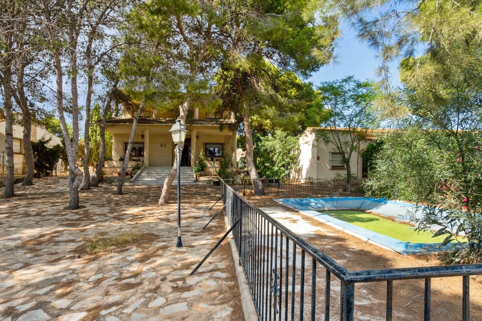 For sale - 6 Bedroom 3 Bathroom Villa in Torrevieja - Los Balcones  - Alicante