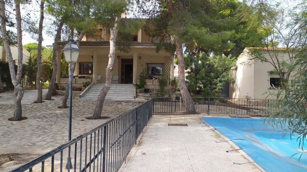 For sale - 6 Bedroom 3 Bathroom Villa in Torrevieja - Los Balcones  - Alicante