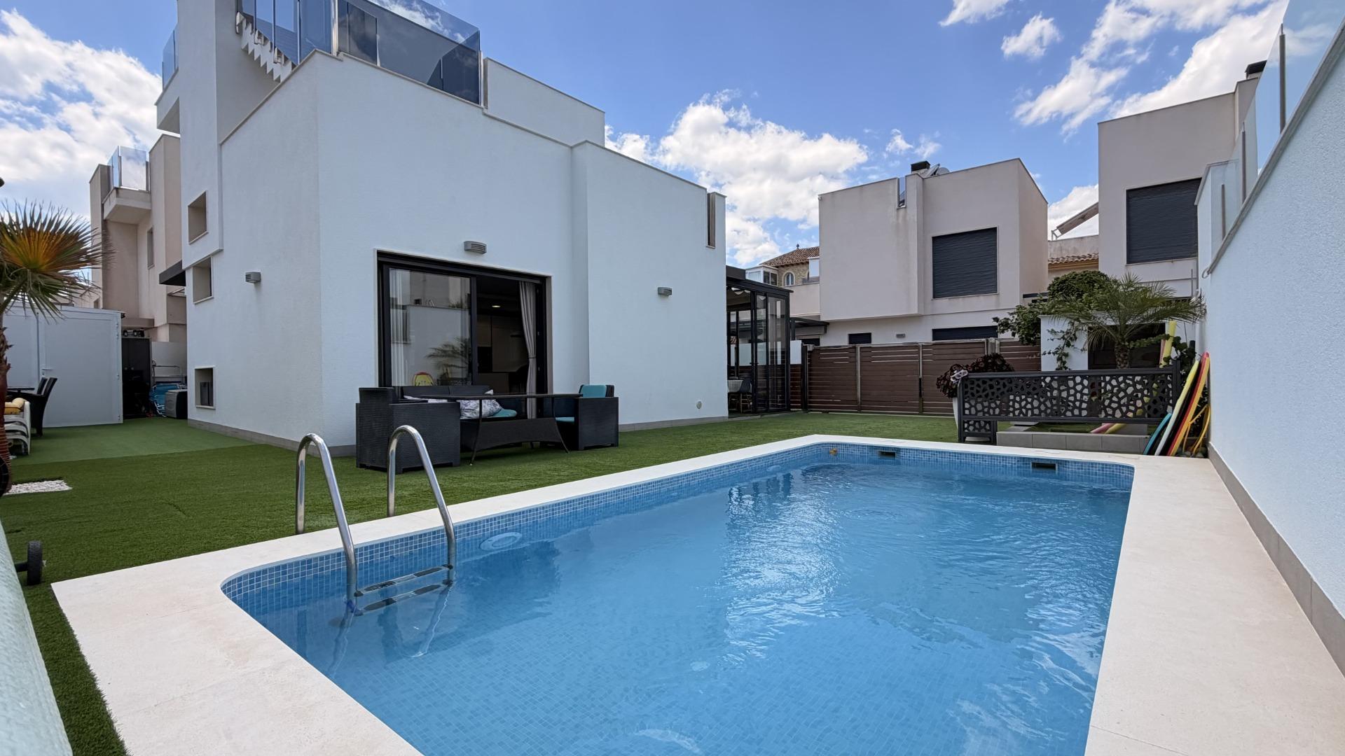 For sale - 5 Bedroom 3 Bathroom Villa in Torrevieja - aguas nuevas  - Alicante