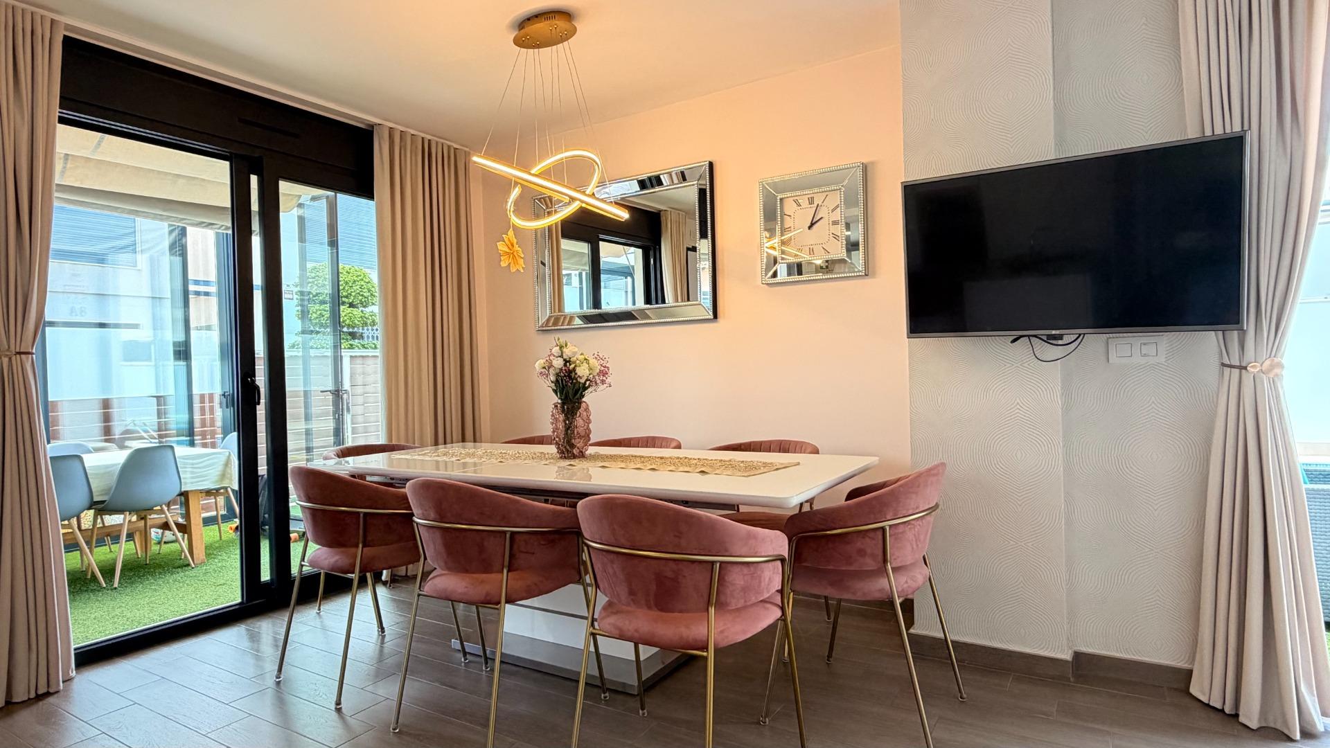 For sale - 5 Bedroom 3 Bathroom Villa in Torrevieja - aguas nuevas  - Alicante