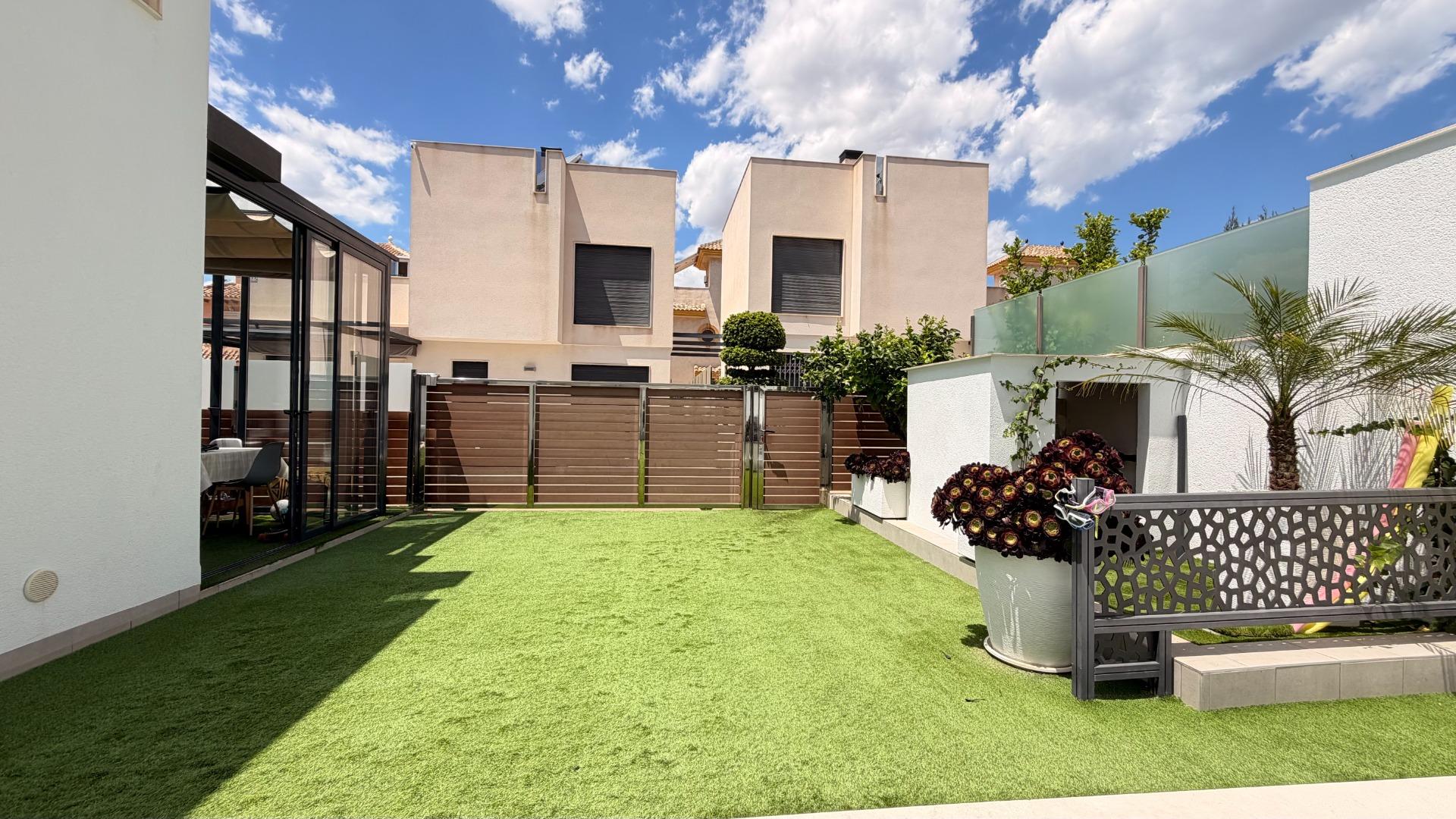 For sale - 5 Bedroom 3 Bathroom Villa in Torrevieja - aguas nuevas  - Alicante