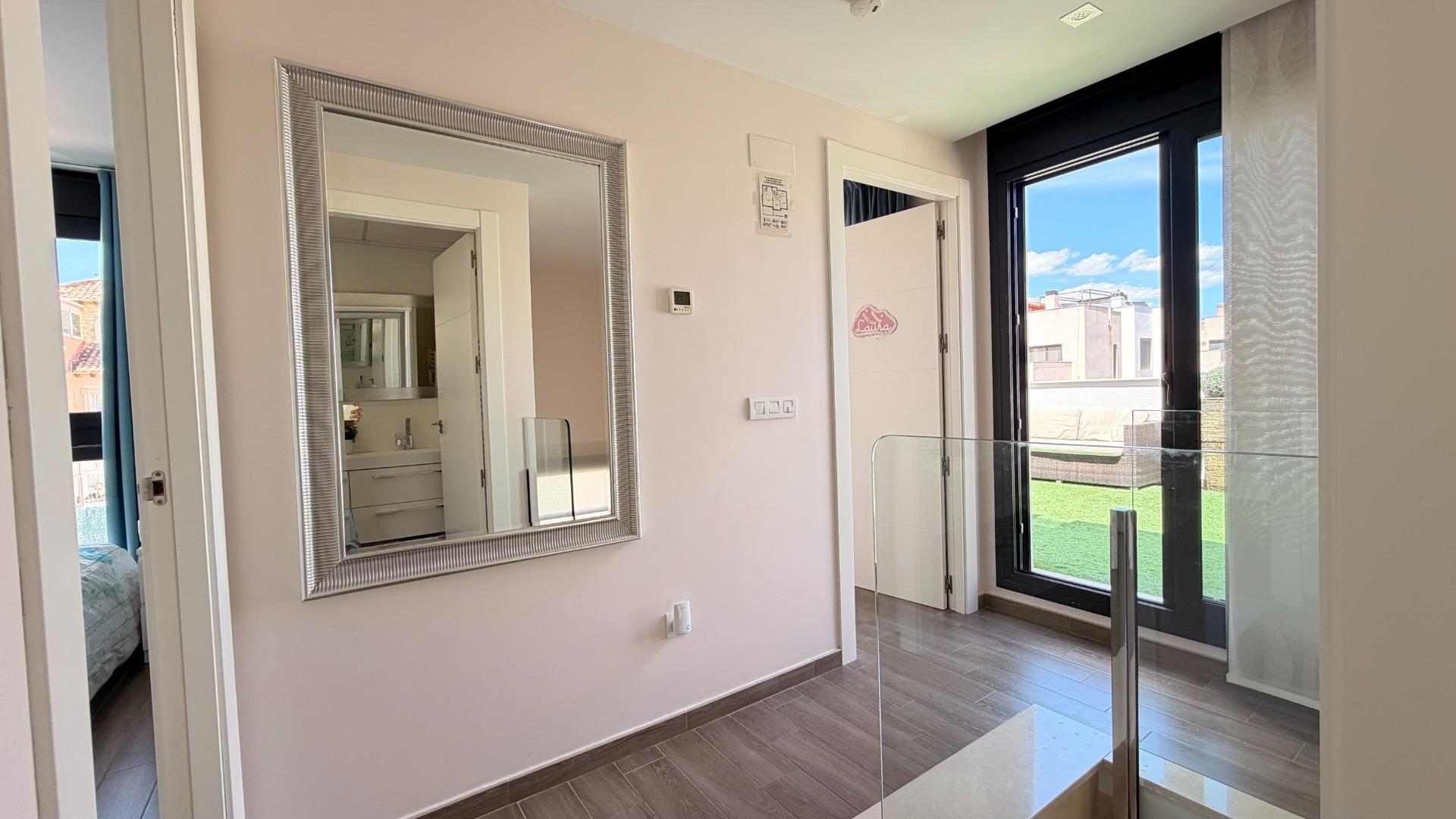 For sale - 5 Bedroom 3 Bathroom Villa in Torrevieja - aguas nuevas  - Alicante