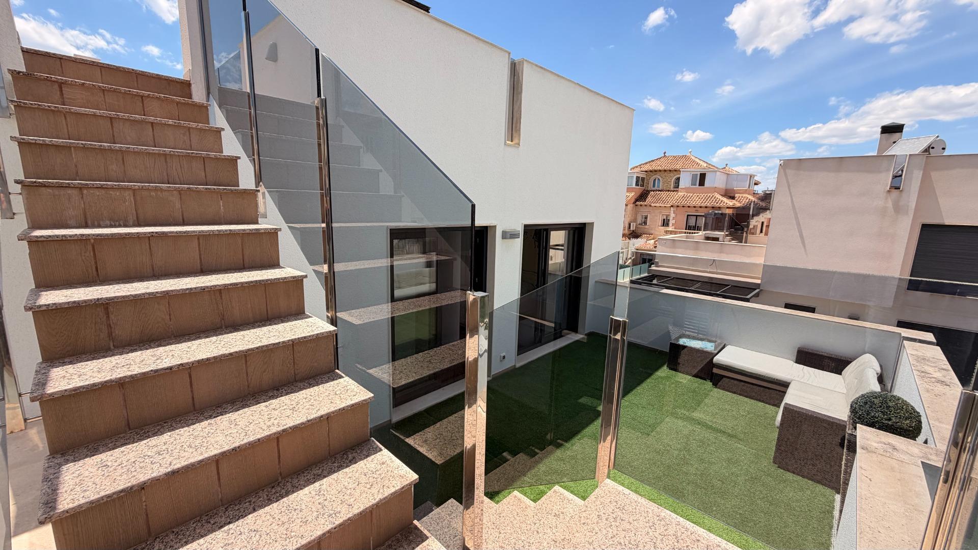 For sale - 5 Bedroom 3 Bathroom Villa in Torrevieja - aguas nuevas  - Alicante