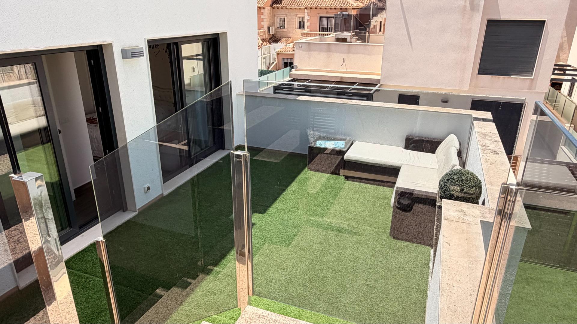 For sale - 5 Bedroom 3 Bathroom Villa in Torrevieja - aguas nuevas  - Alicante