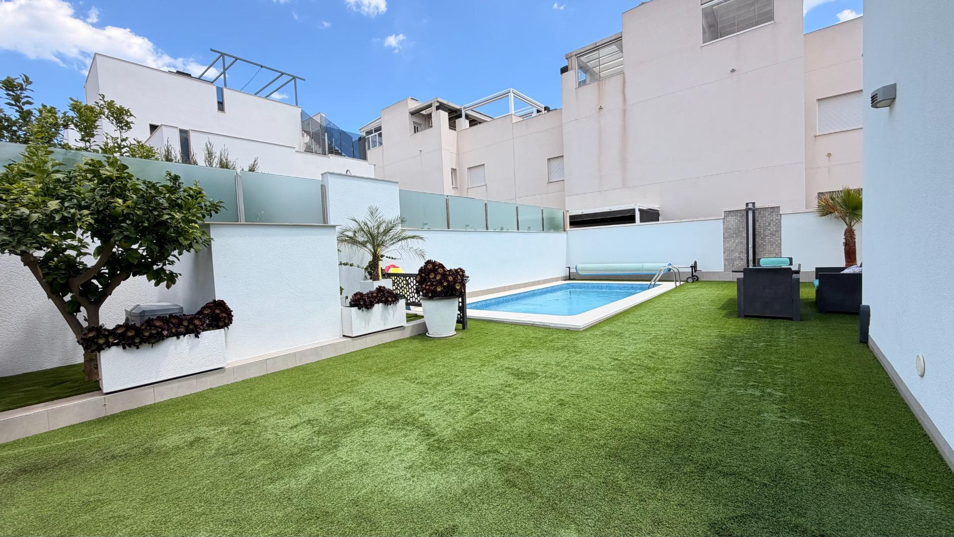 For sale - 5 Bedroom 3 Bathroom Villa in Torrevieja - aguas nuevas  - Alicante