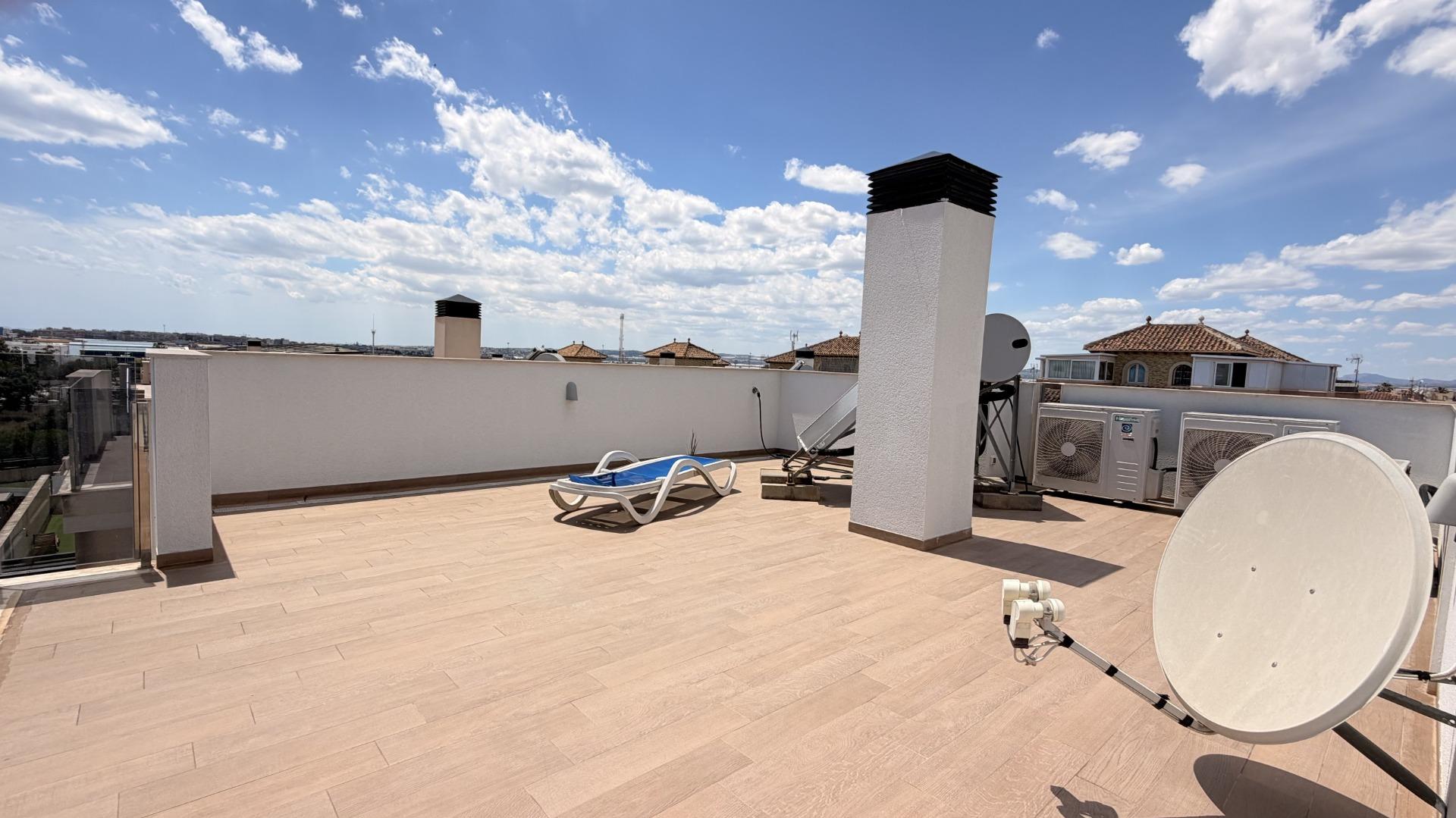For sale - 5 Bedroom 3 Bathroom Villa in Torrevieja - aguas nuevas  - Alicante