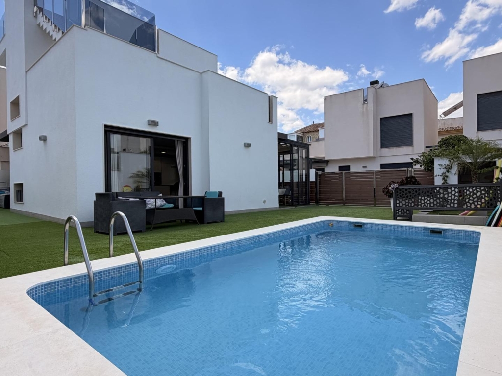 5 Bedroom 3 Bathroom Villa in Torrevieja