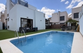27-157-519-11-1121/79331, 5 Bedroom 3 Bathroom Villa in Torrevieja