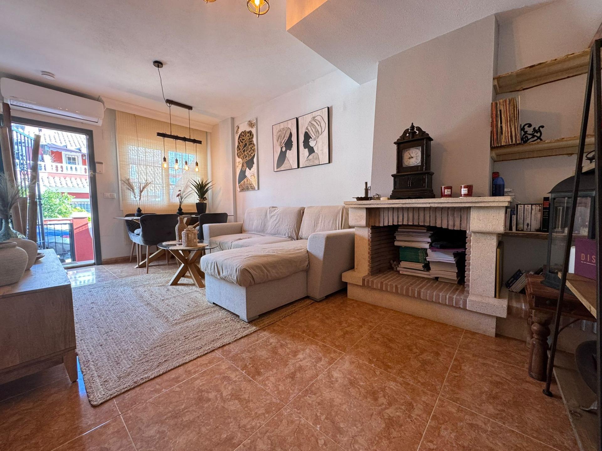 For sale - 3 Bedroom 2 Bathroom Town House in Villamartin -   - Alicante
