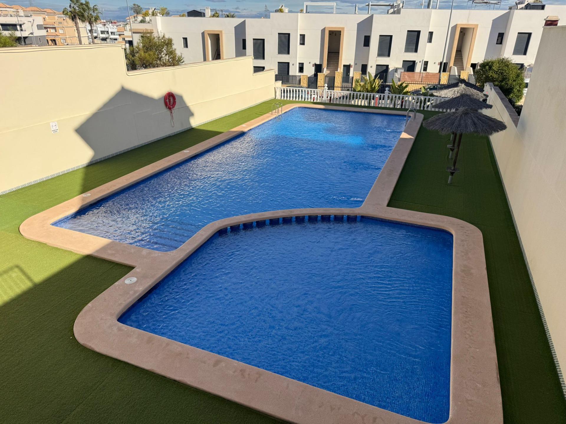 For sale - 3 Bedroom 2 Bathroom Town House in Villamartin -   - Alicante