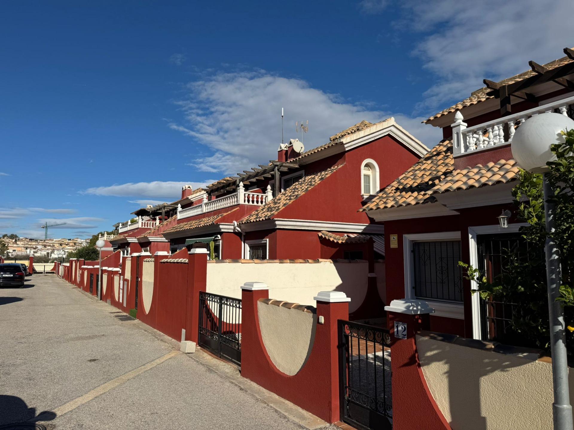For sale - 3 Bedroom 2 Bathroom Town House in Villamartin -   - Alicante