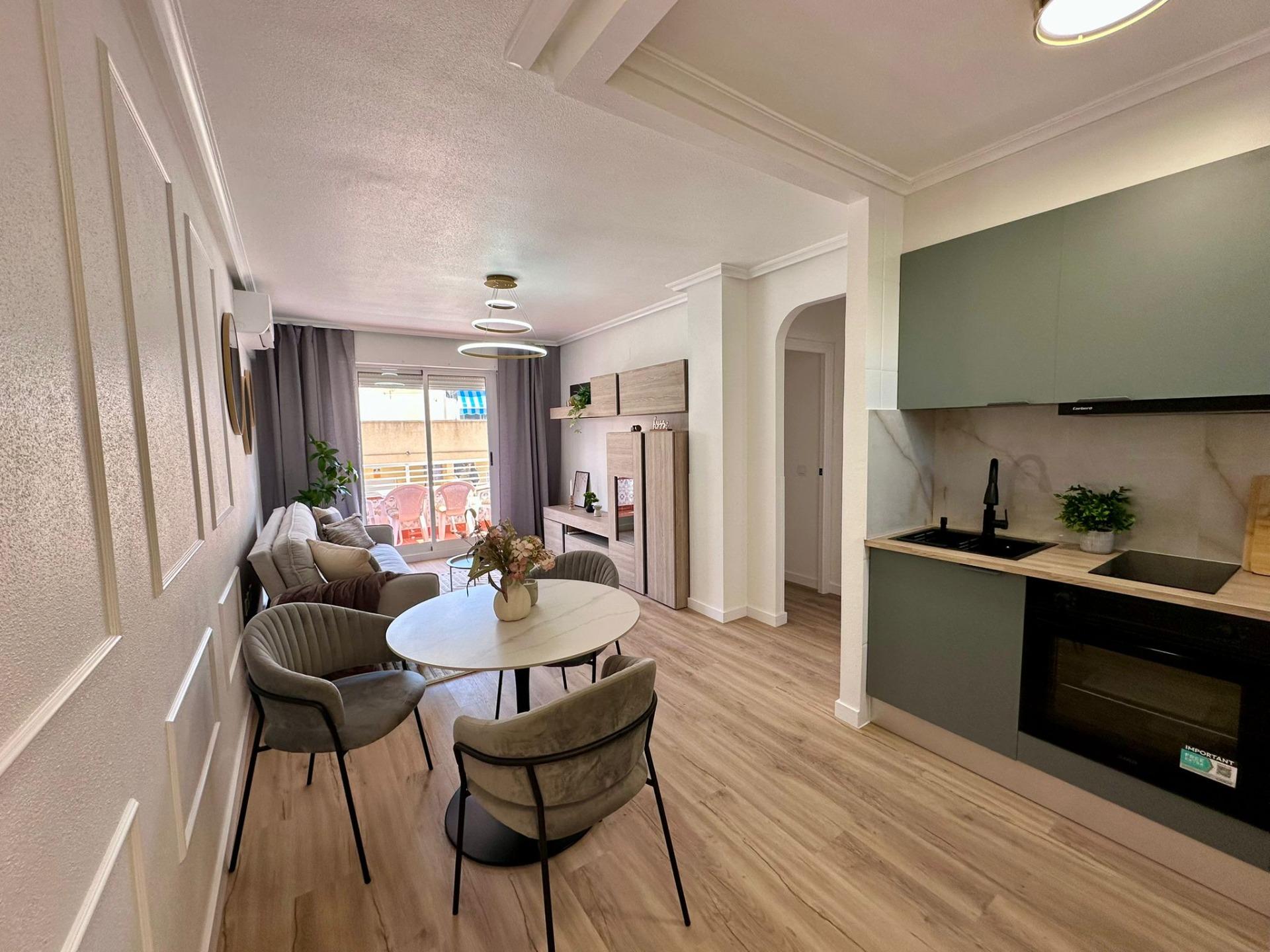 For sale - 2 Bedroom 1 Bathroom Apartment in Torrevieja - Habaneras  - Alicante