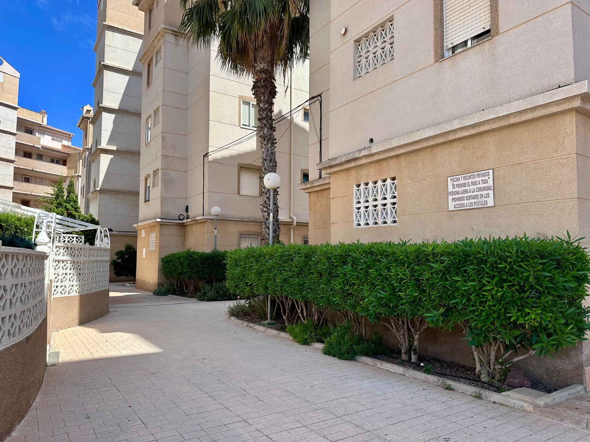 For sale - 2 Bedroom 1 Bathroom Apartment in Torrevieja - Habaneras  - Alicante