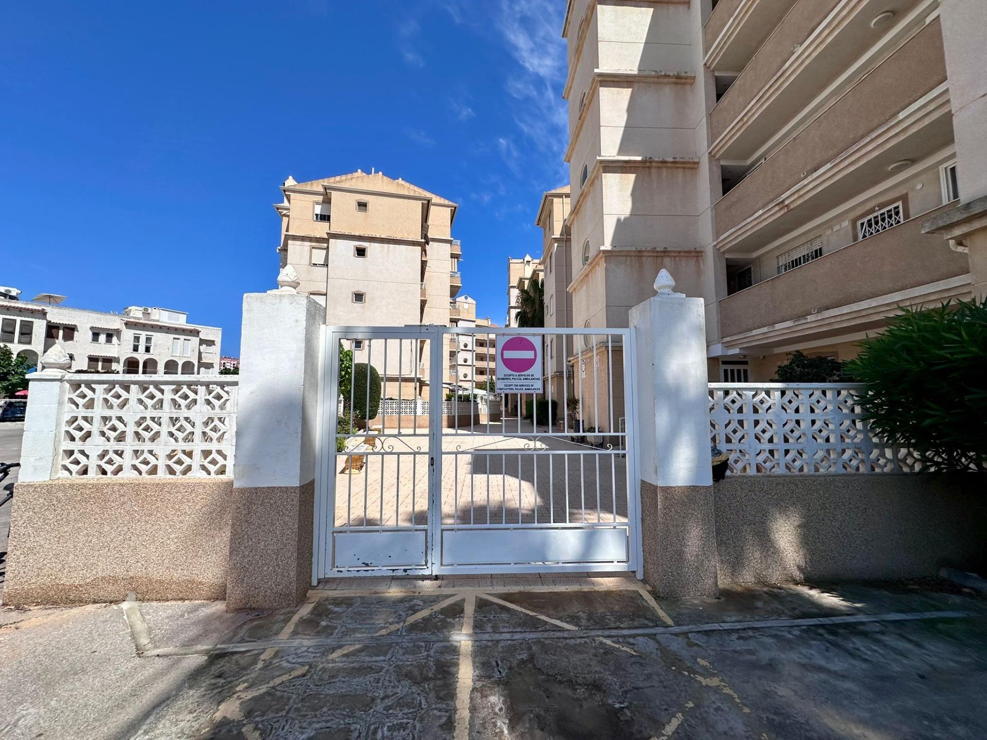 For sale - 2 Bedroom 1 Bathroom Apartment in Torrevieja - Habaneras  - Alicante