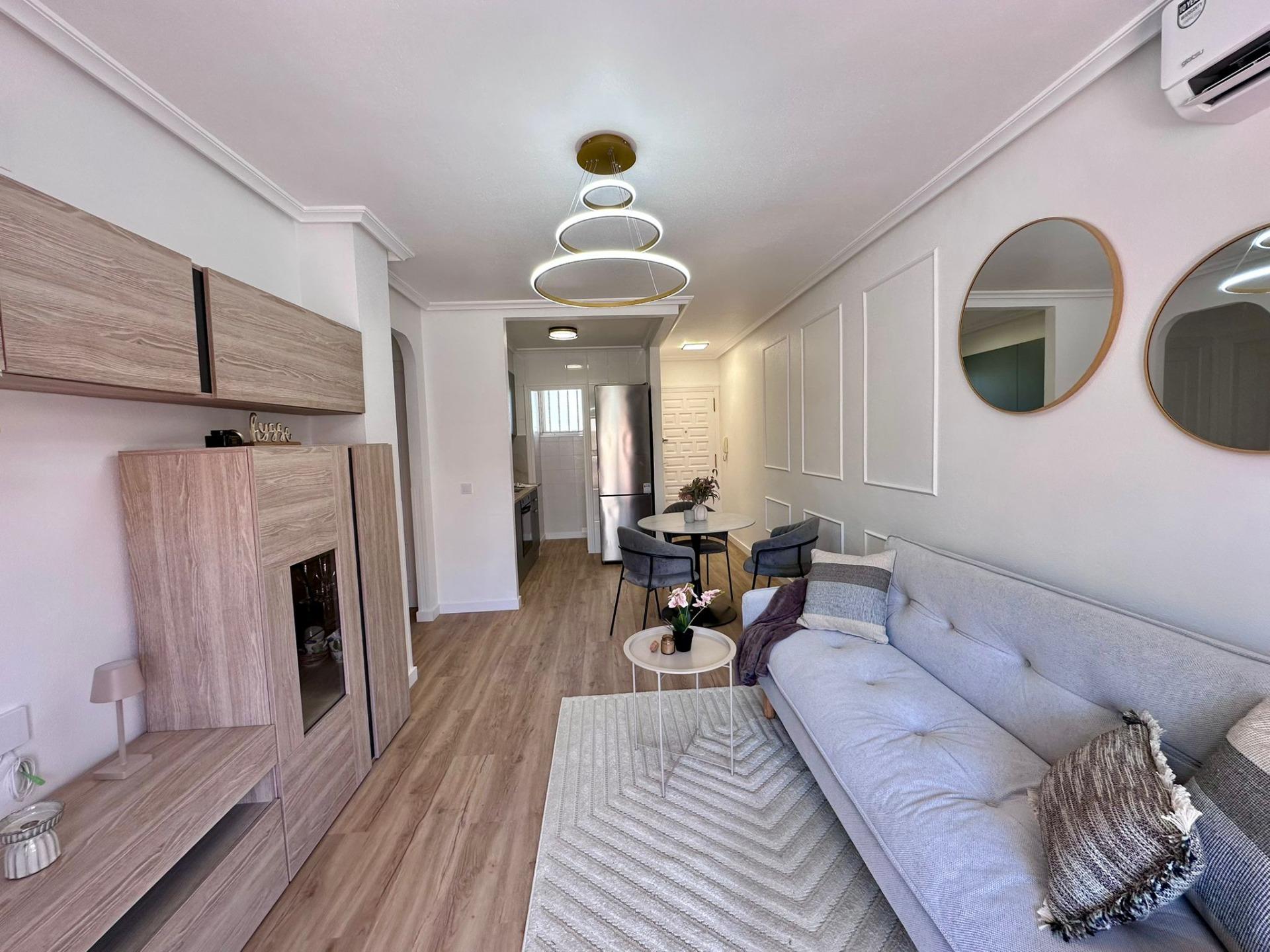 For sale - 2 Bedroom 1 Bathroom Apartment in Torrevieja - Habaneras  - Alicante