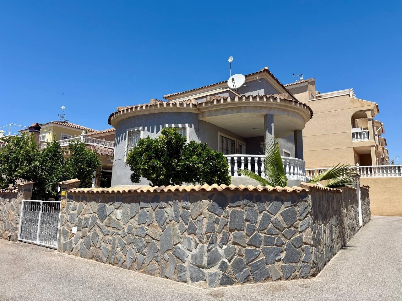 For sale - 4 Bedroom 3 Bathroom Villa in Playa Flamenca  - Playa Flamenca  - Alicante
