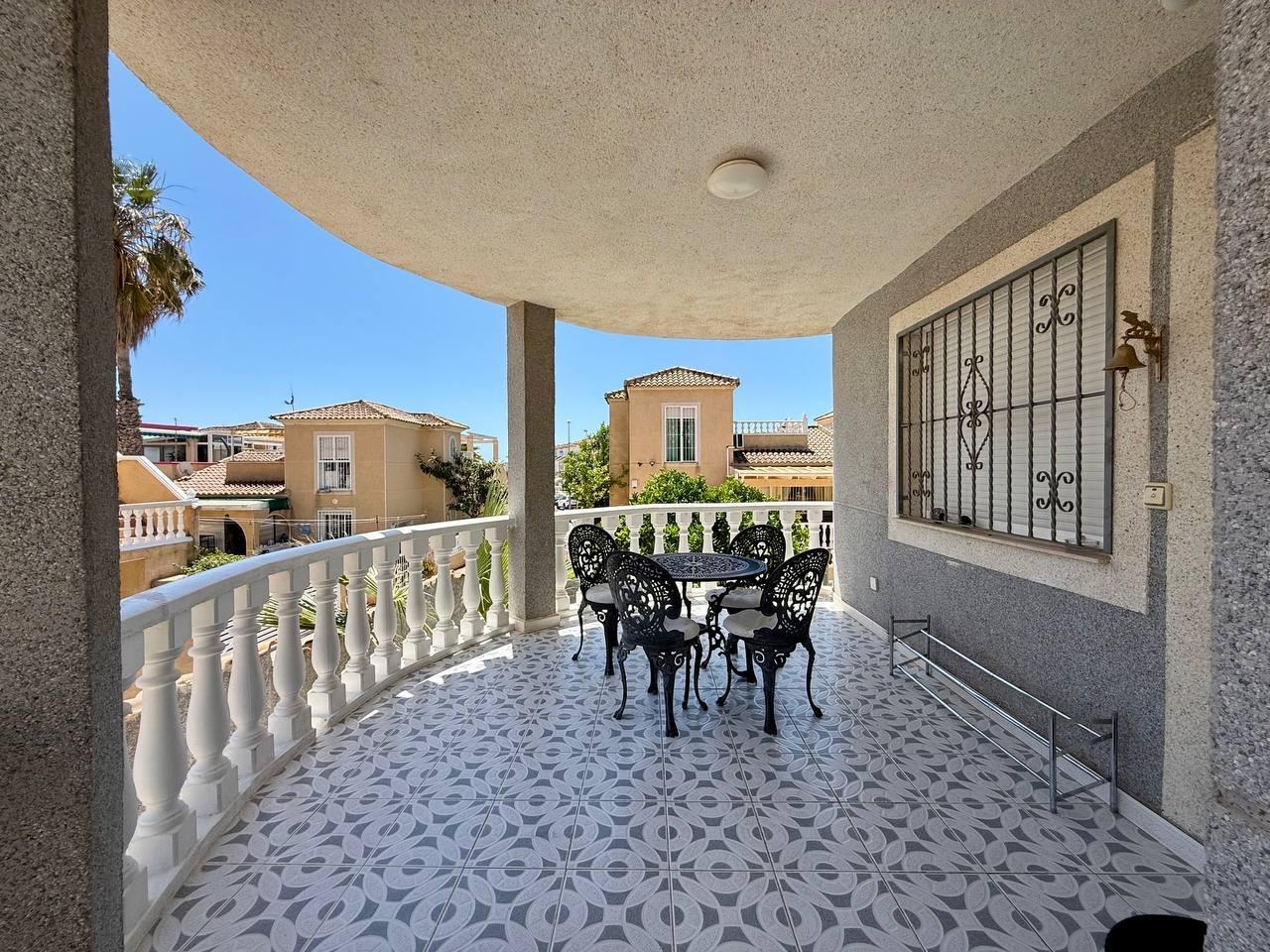 For sale - 4 Bedroom 3 Bathroom Villa in Playa Flamenca  - Playa Flamenca  - Alicante