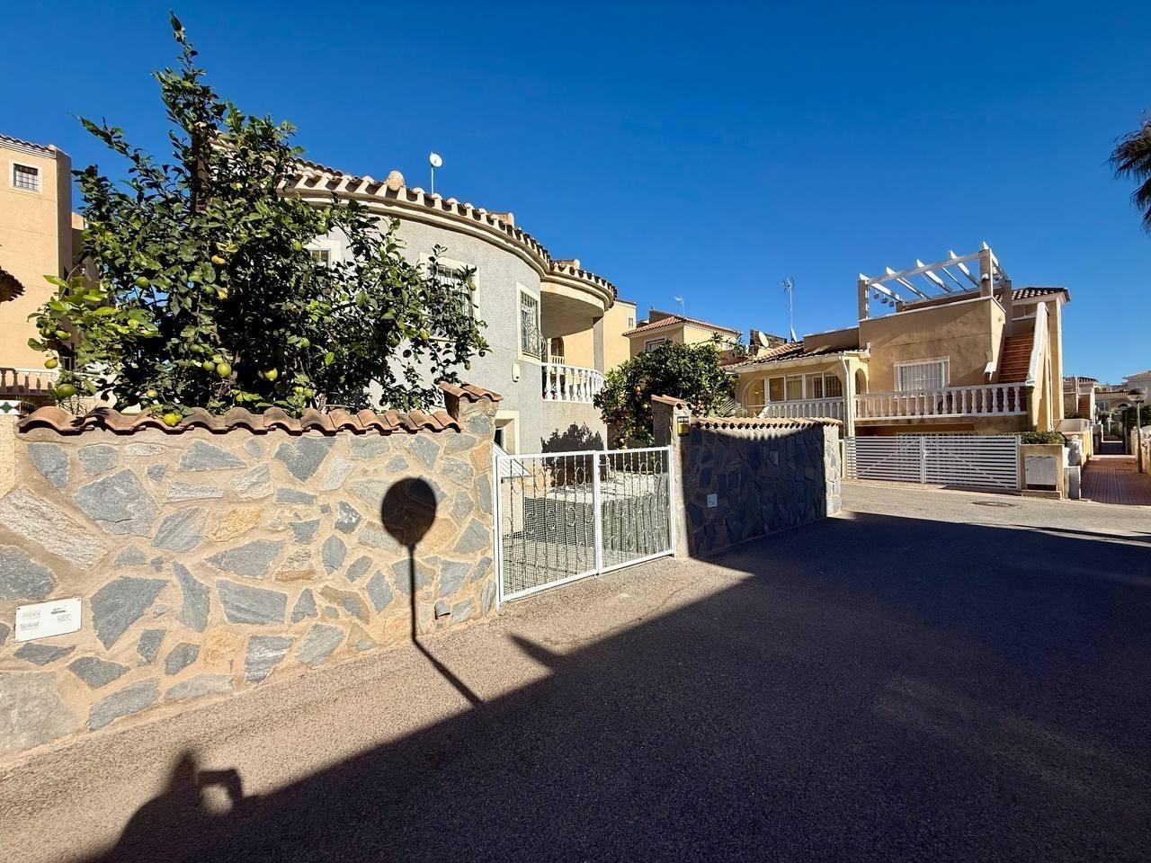 For sale - 4 Bedroom 3 Bathroom Villa in Playa Flamenca  - Playa Flamenca  - Alicante