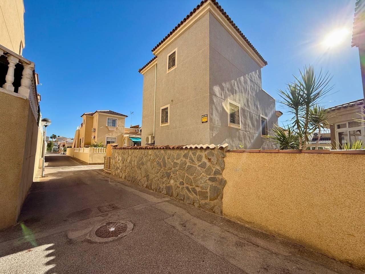 For sale - 4 Bedroom 3 Bathroom Villa in Playa Flamenca  - Playa Flamenca  - Alicante