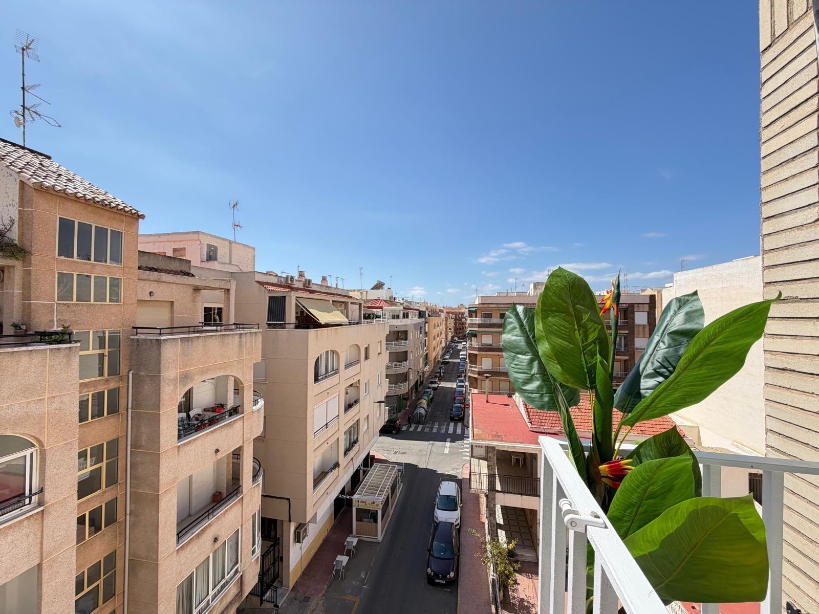 For sale - 3 Bedroom 1 Bathroom Penthouse in Torrevieja - Playa Del Cura  - Alicante