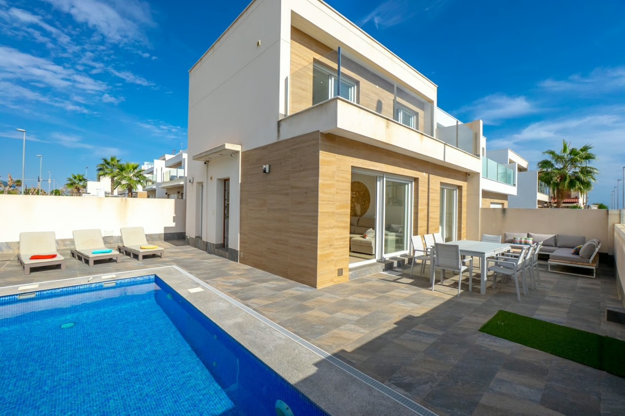 For sale - 3 Bedroom 2 Bathroom Villa in Pilar de la Horadada -  - Alicante