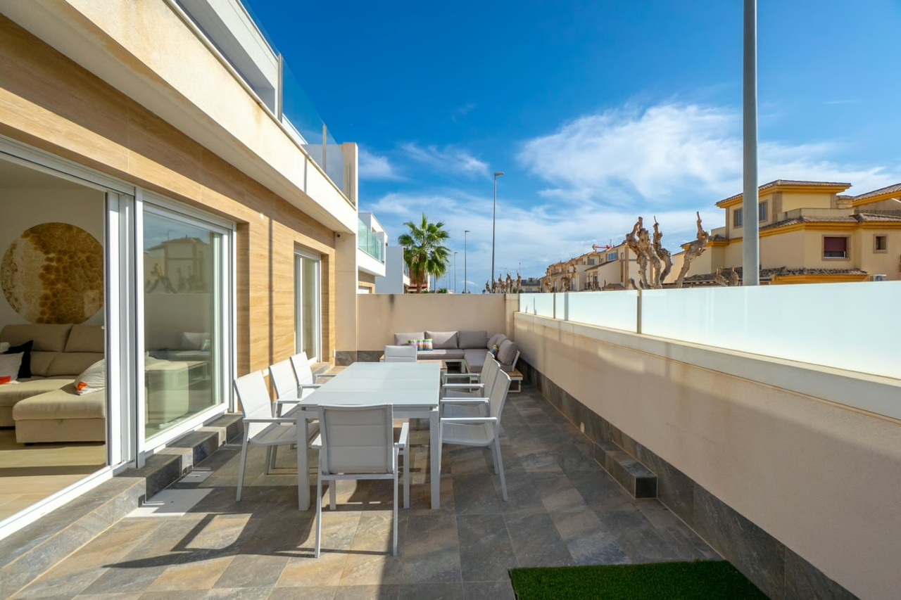 For sale - 3 Bedroom 2 Bathroom Villa in Pilar de la Horadada -  - Alicante