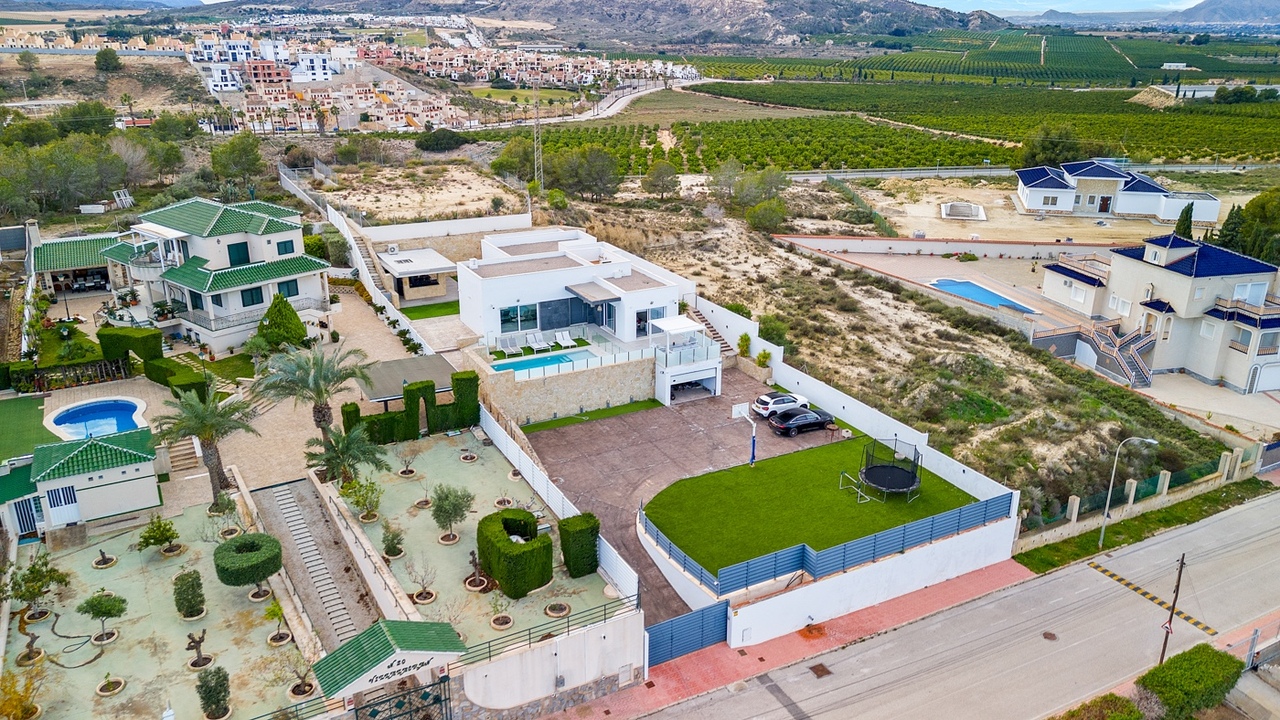 For sale - 4 Bedroom 3 Bathroom Villa in Algorfa -  - Alicante