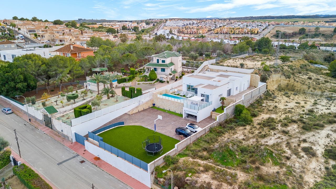 For sale - 4 Bedroom 3 Bathroom Villa in Algorfa -  - Alicante