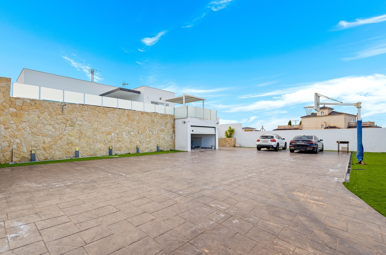 For sale - 4 Bedroom 3 Bathroom Villa in Algorfa -  - Alicante
