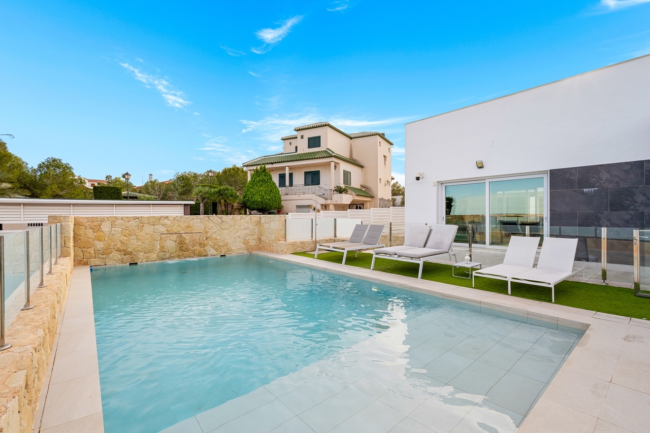 For sale - 4 Bedroom 3 Bathroom Villa in Algorfa -  - Alicante