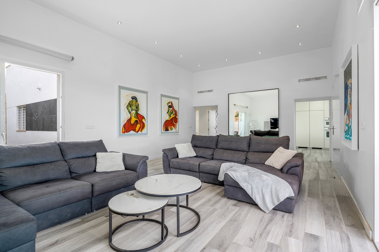 For sale - 4 Bedroom 3 Bathroom Villa in Algorfa -  - Alicante