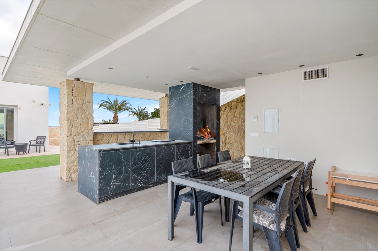For sale - 4 Bedroom 3 Bathroom Villa in Algorfa -  - Alicante