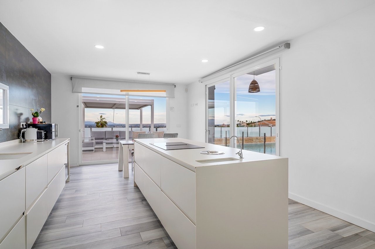 For sale - 4 Bedroom 3 Bathroom Villa in Algorfa -  - Alicante