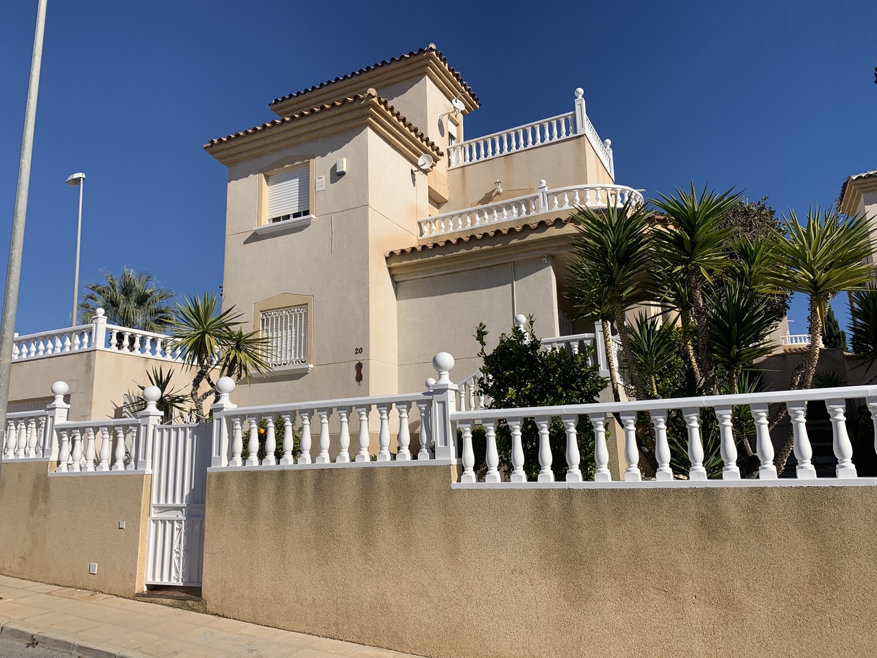 For sale - 3 Bedroom 2 Bathroom Villa in Villamartin, Orihuela Costa -  - Alicante