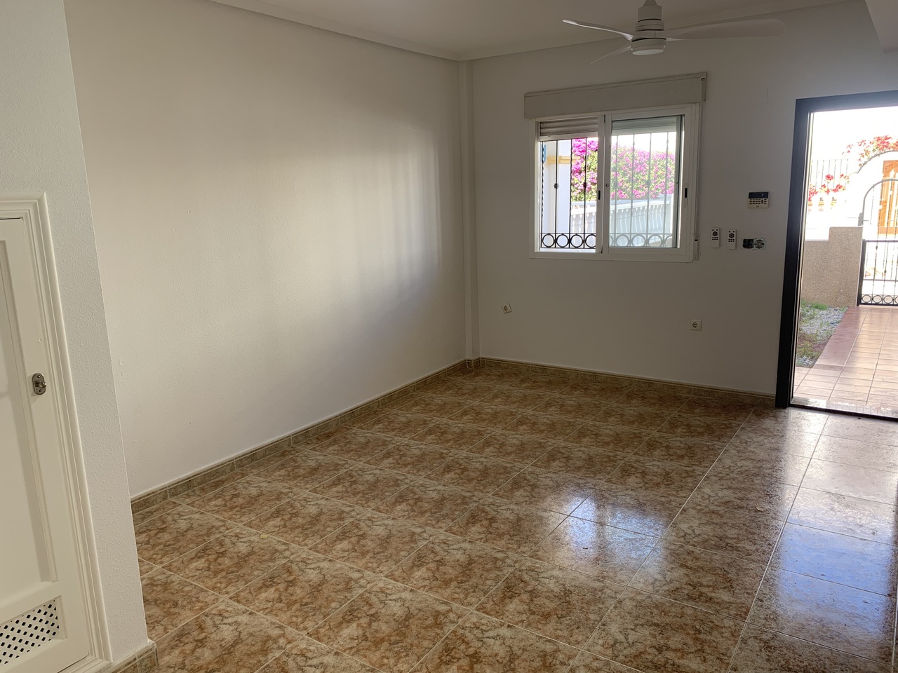 For sale - 2 Bedroom 1 Bathroom Town House in Punta Prima -  - Alicante