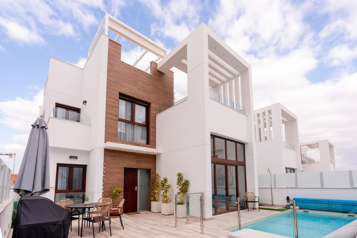 For sale - 4 Bedroom 4 Bathroom House - Detached Villa in Orihuela - Los Balcones  - Alicante