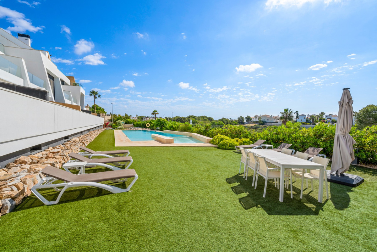 For sale - 2 Bedroom 2 Bathroom Apartment - Ground Floor Apartment in Orihuela - Villamartin  - Alicante