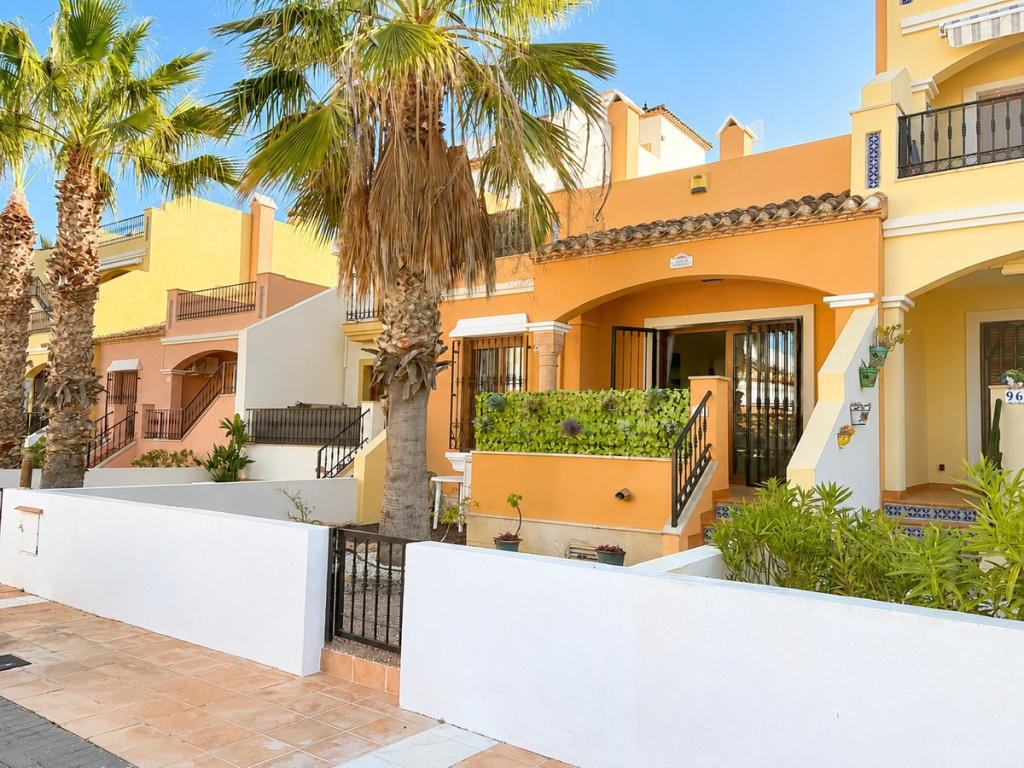 3 Bedroom 2 Bathroom House - Townhouse in Algorfa