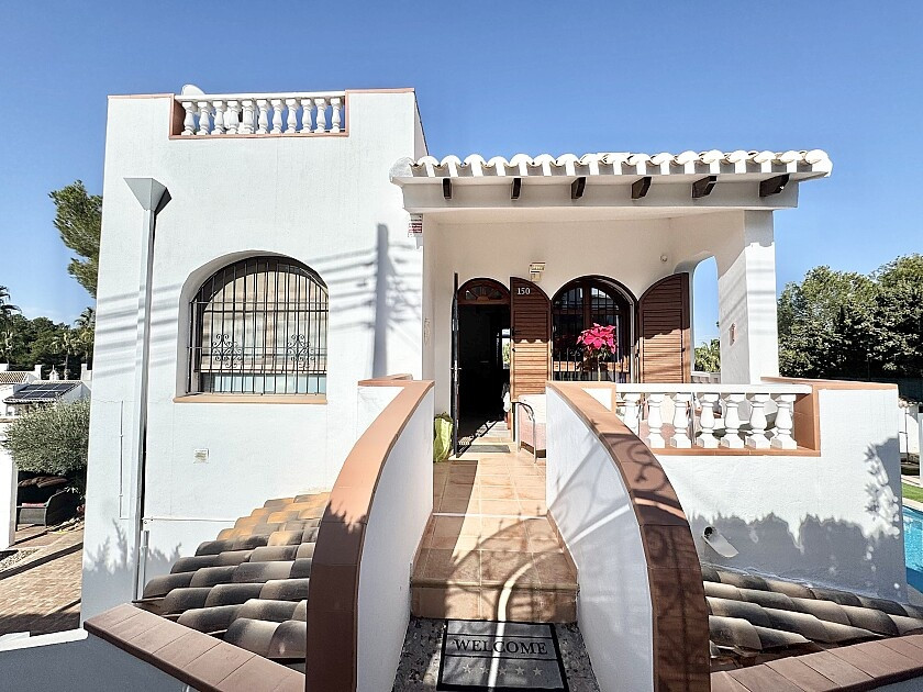 For sale - 4 Bedroom 2 Bathroom House - Detached Villa in Orihuela - Villamartin  - Alicante