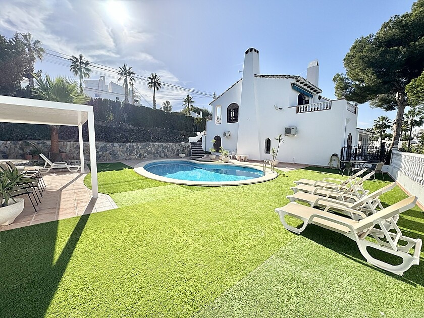 For sale - 4 Bedroom 2 Bathroom House - Detached Villa in Orihuela - Villamartin  - Alicante