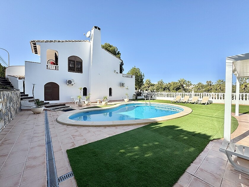 For sale - 4 Bedroom 2 Bathroom House - Detached Villa in Orihuela - Villamartin  - Alicante