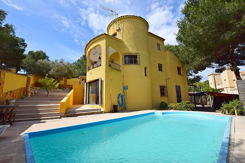 For sale - 6 Bedroom 3 Bathroom House - Detached Villa in Orihuela - Orihuela Costa  - Alicante