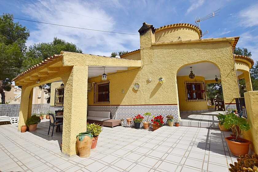 For sale - 6 Bedroom 3 Bathroom House - Detached Villa in Orihuela - Orihuela Costa  - Alicante