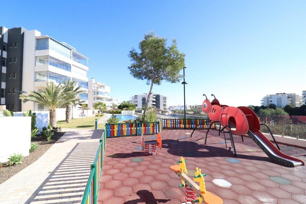 For sale - 3 Bedroom 2 Bathroom Apartment - Middle Floor Apartment in Orihuela - Villamartin  - Alicante