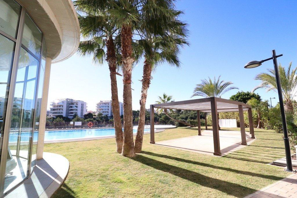 For sale - 3 Bedroom 2 Bathroom Apartment - Middle Floor Apartment in Orihuela - Villamartin  - Alicante