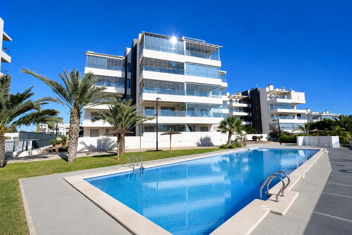 For sale - 3 Bedroom 2 Bathroom Apartment - Middle Floor Apartment in Orihuela - Villamartin  - Alicante