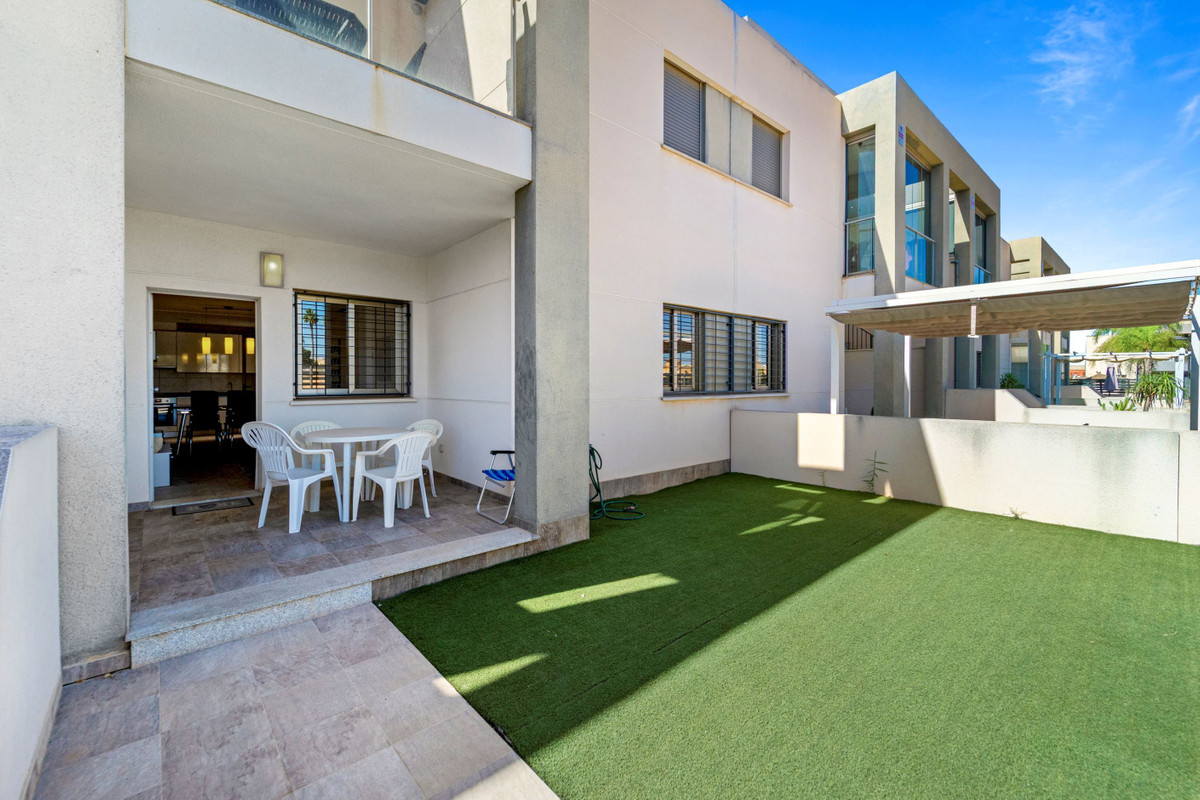 For sale - 2 Bedroom 2 Bathroom Apartment - Middle Floor Apartment in Torrevieja - Aguas Nuevas  - Alicante